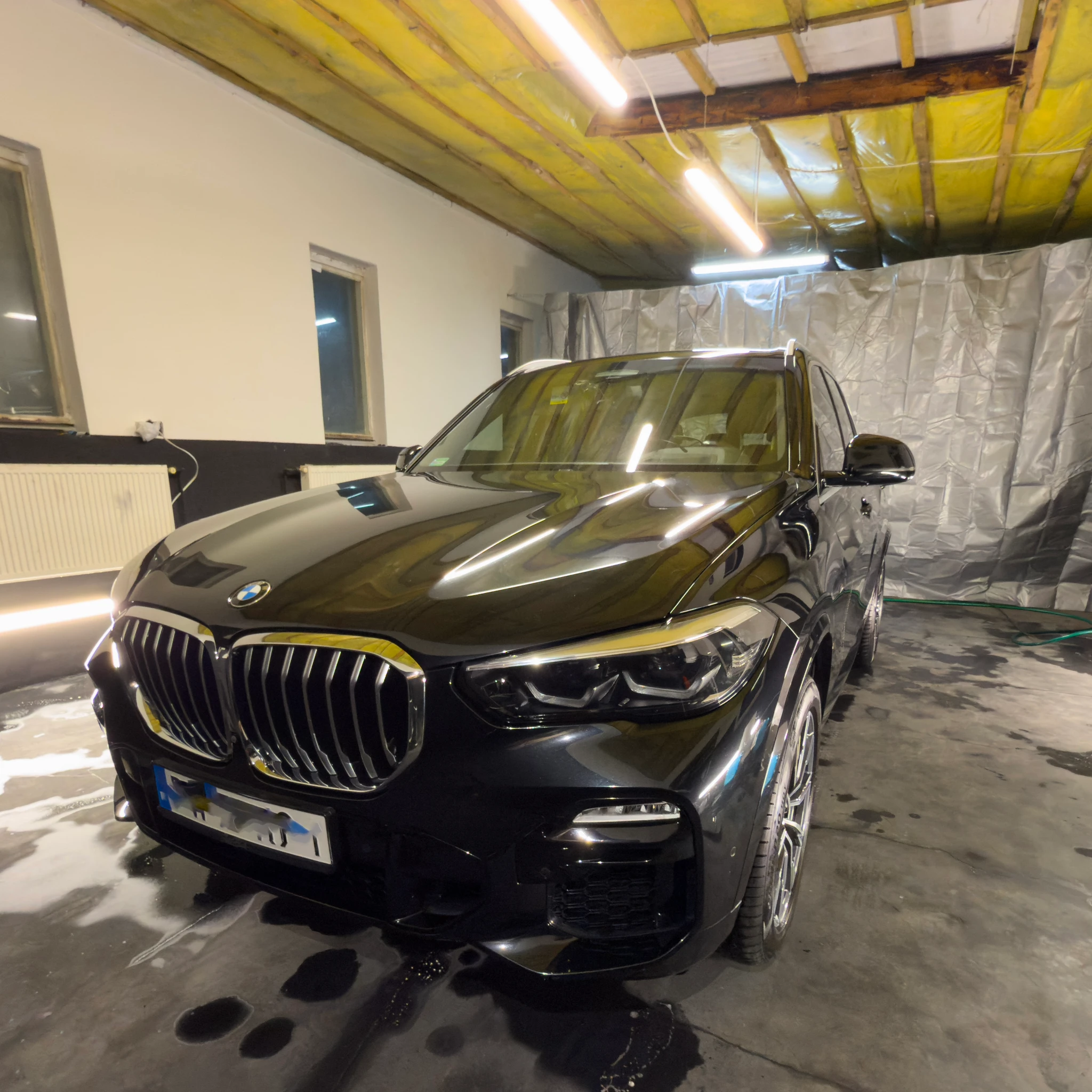 BMW X5 z 2023 roku po korekcie lakieru - widok boczny