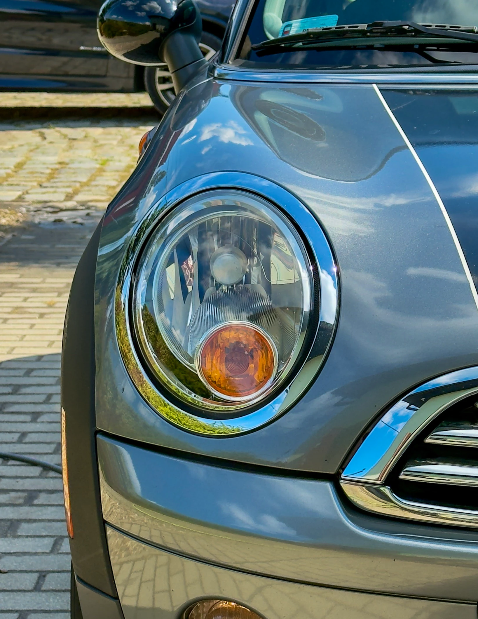 Mini Cooper z 2008 roku po renowacji reflektorów