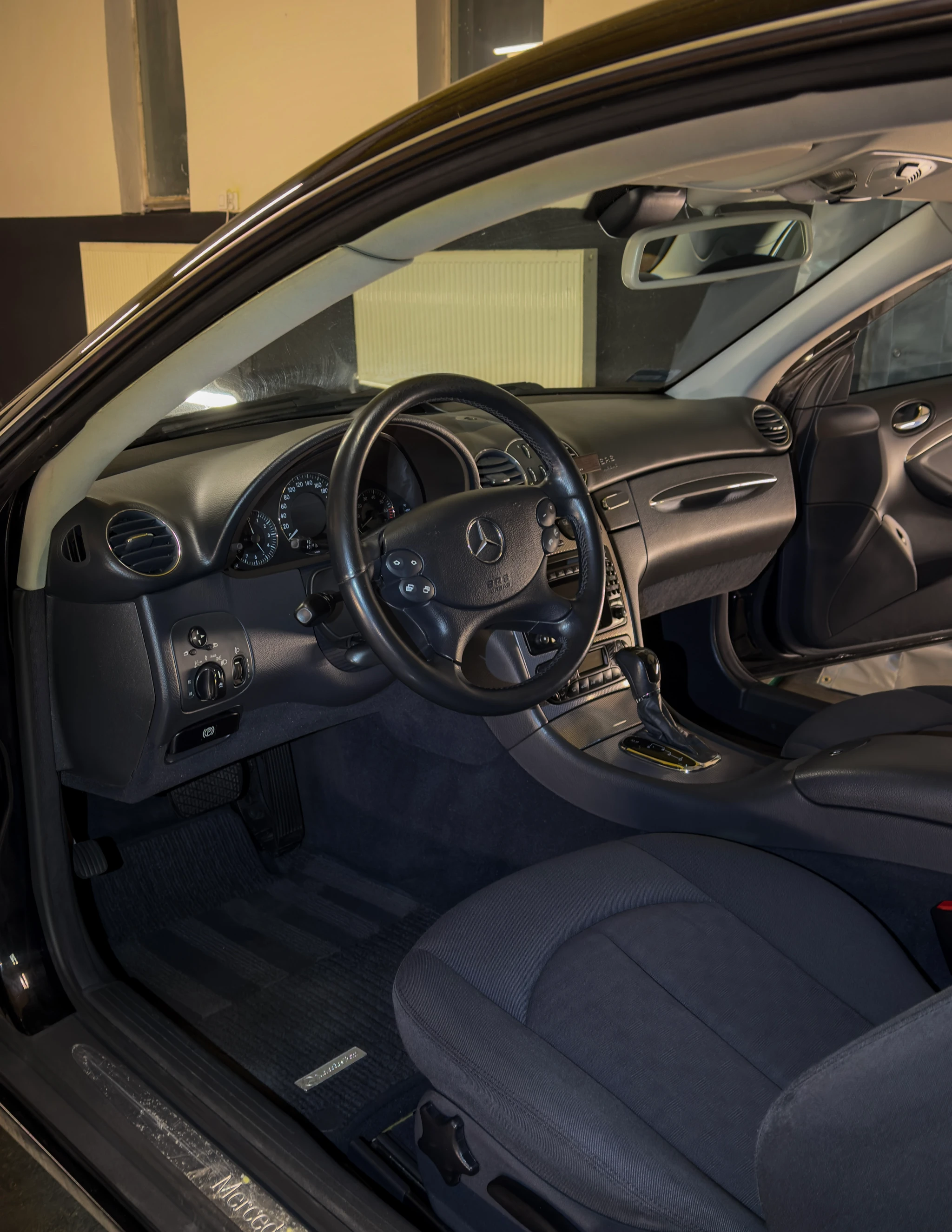 Wnętrze Mercedes-Benz CLK z 2006 roku po czyszczeniu foteli