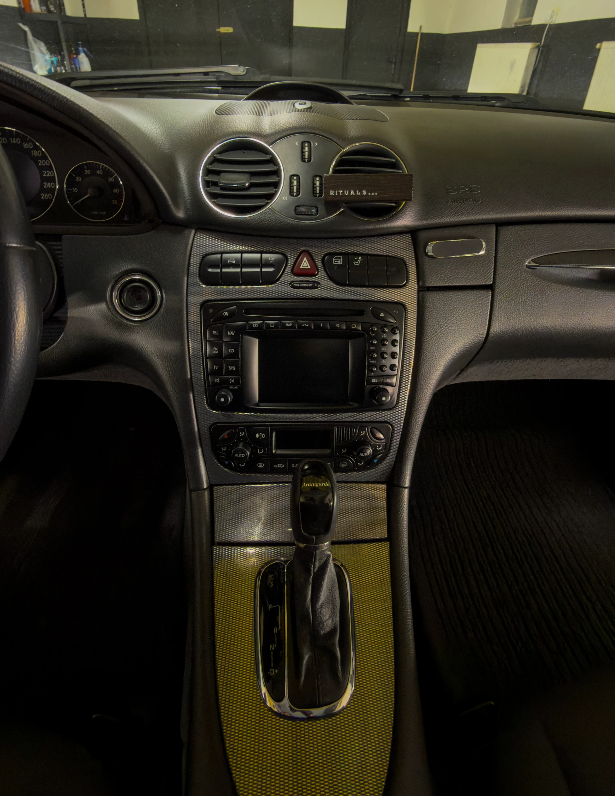 Wnętrze Mercedes-Benz CLK z 2006 roku po detailingu